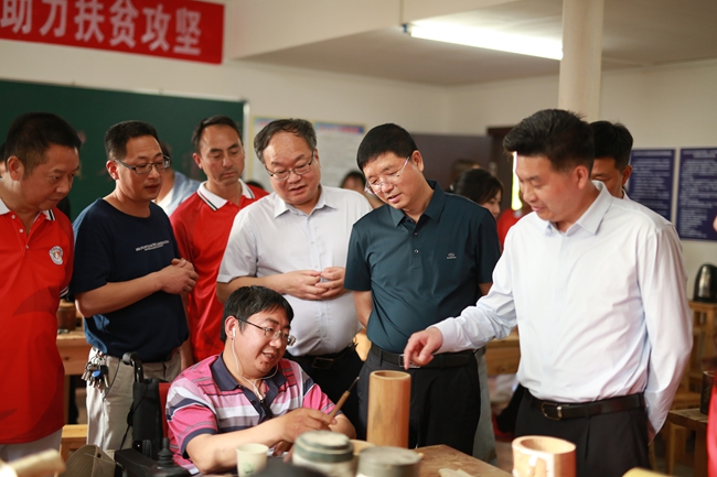 重庆市残联理事长赵如均赴大足区调研残疾人事业发展，关注手工艺品产业赋能就业新路径